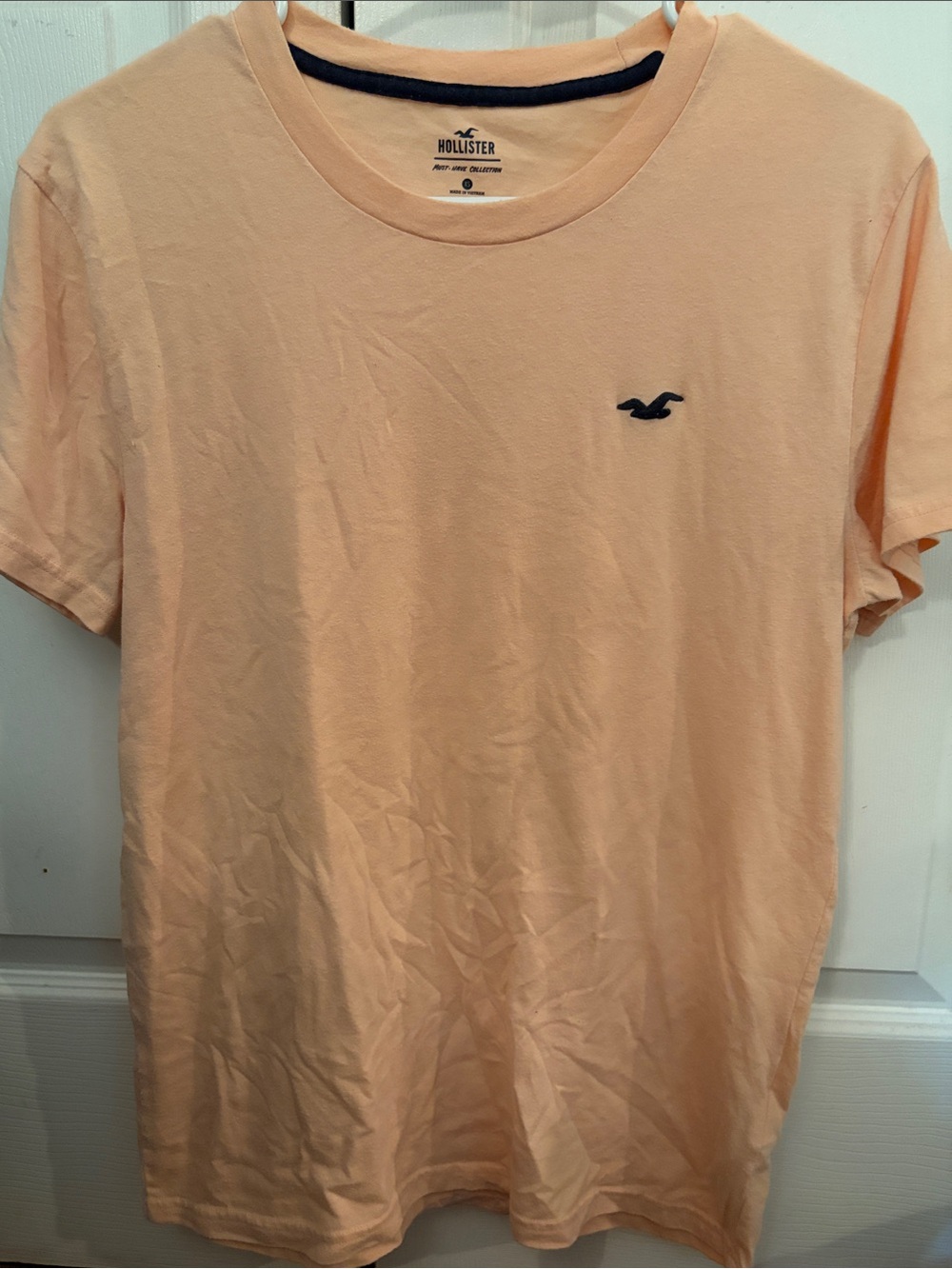 Hollister Men's Light Peach Short Sleeve Tee